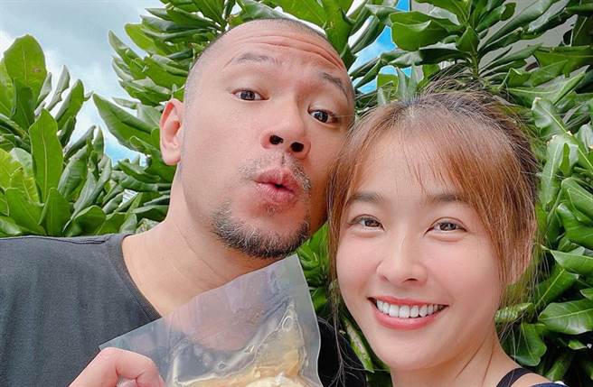 小娴和金刚爱得大方，小俩口也投入鸡翅副业。（图／取材自小娴 （黄瑜娴）脸书）
