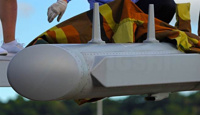 歼-16D的翼尖装有两个大型大型电子战吊舱。（微博）