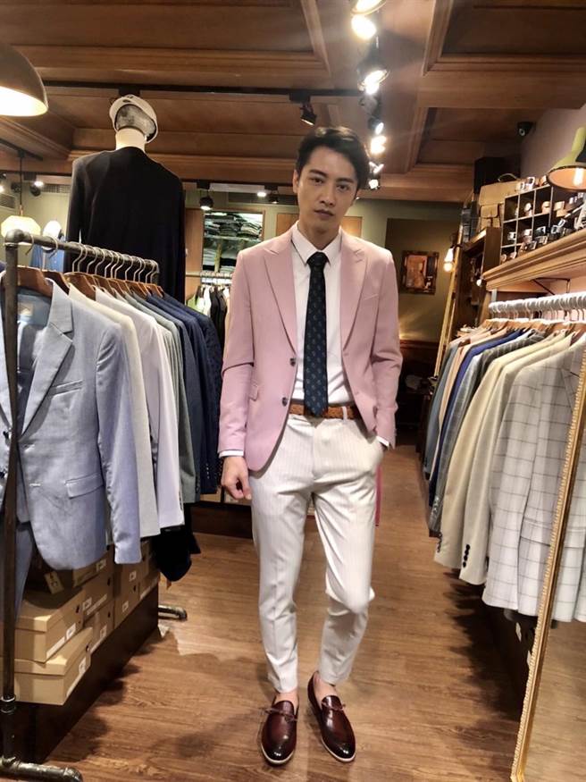 凤凰新人吴政勋加入《黄金岁月》演出吴皓升的秘书。民视提供