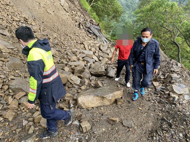 张男人车受困山路无法前进，只好求助警方，直到警方找到他，才顺利脱困。(高雄市消防局提供／林雅惠传真)