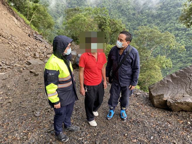 人车因此受困无法前进，只好求助警方，直到警方找到他，才顺利脱困。(高雄市消防局提供／林雅惠传真)