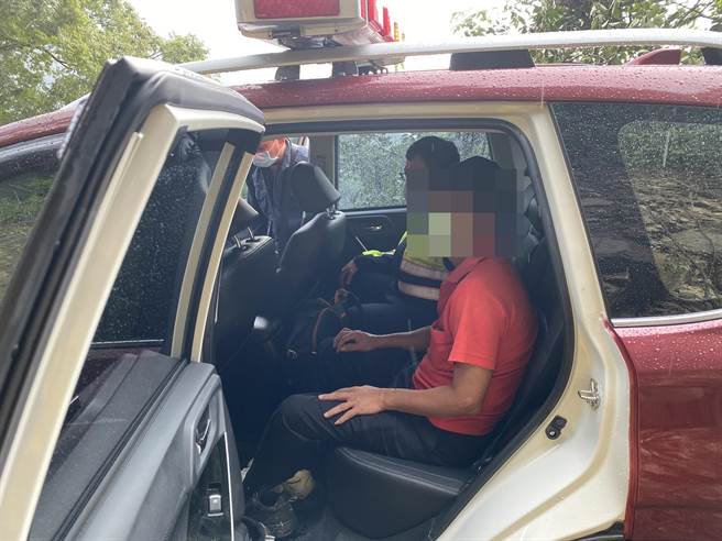 张男脱困后因未受伤不愿就医，在员警协助下，平安将他搭载下山。(高雄市消防局提供／林雅惠传真)