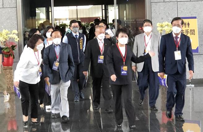 中台灣7位縣市長，參加在台中市參加中台灣區域治理論壇。（陳世宗攝）