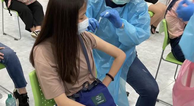 屏縣府23日在屏東高工、陸興高中、潮州高中、美和科大等4所高中職、專科學校開始為學生施打BNT。（屏縣府提供／謝佳潾屏東傳真）