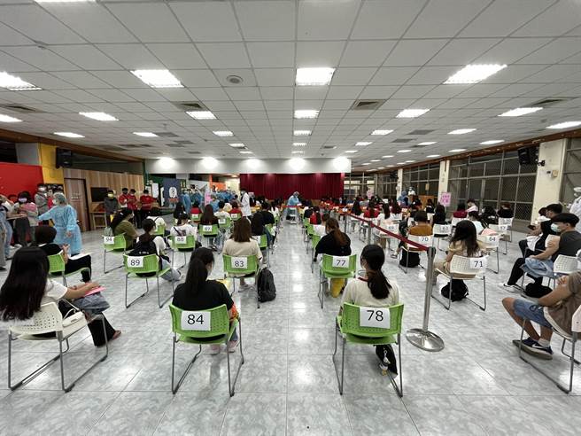 屏縣府23日在屏東高工、陸興高中、潮州高中、美和科大等4所高中職、專科學校開始為學生施打BNT。（屏縣府提供／謝佳潾屏東傳真）