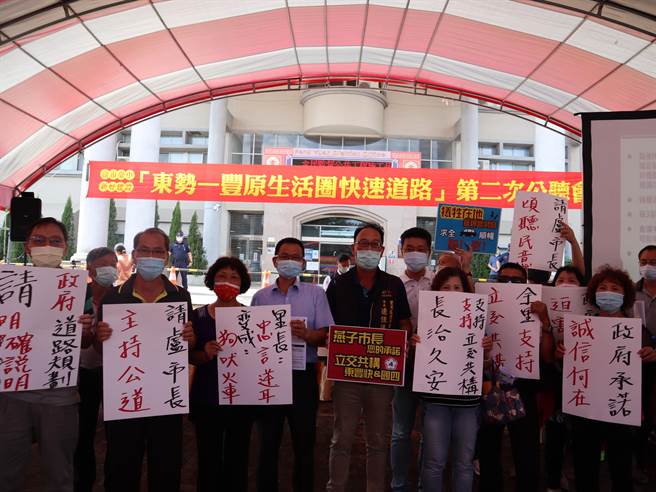豐原翁子里長連振佳等人強要求東豐快「立交共構」銜接國道4號。（陳淑娥攝）
