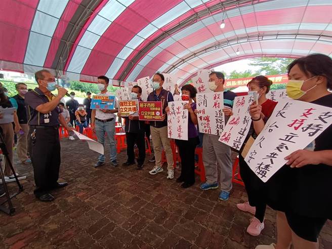 豐原翁子里長連振佳等人強要求東豐快「立交共構」銜接國道4號。（陳淑娥攝）