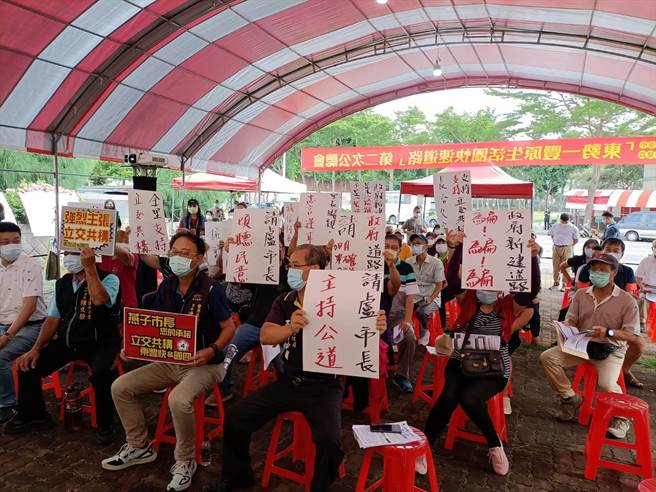 豐原翁子里長連振佳等人強要求東豐快「立交共構」銜接國道4號。（陳淑娥攝）