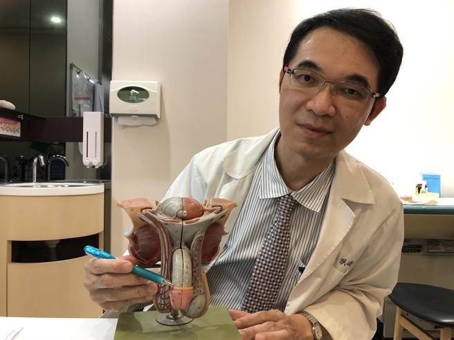 书田诊所泌尿科副院长洪峻泽表示，包皮嵌塞发生原因有三个必要条件：1、包皮过长，2、包皮开口窄小，3、翻起包皮露出龟头后，没有即时将包皮復位。（书田诊所提供）