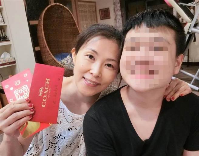 葉先生表示，太太為了照顧自閉症的兒子（右）壓力甚大，患有失眠及憂鬱症，不料按楊姓醫師囑咐用藥竟猝死。（當事人提供／袁庭堯高雄傳真）