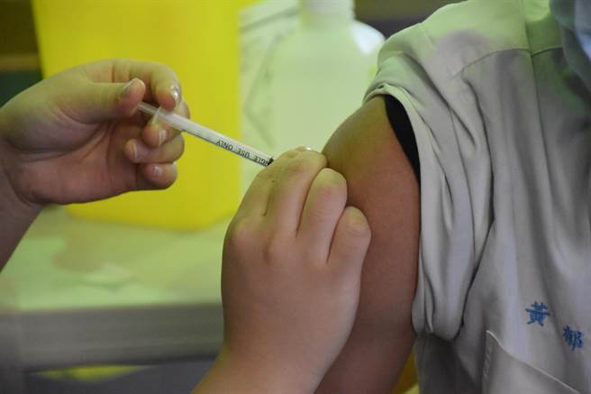 花蓮國、高中生今接種BNT疫苗，四維高中學生打頭陣，一一挽袖接種。（羅亦晽攝）