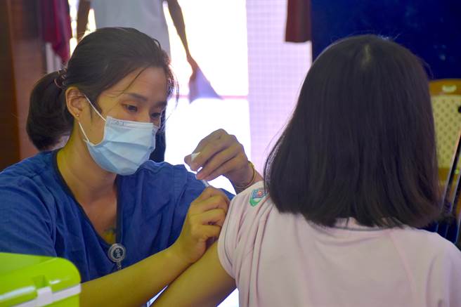 花蓮國、高中生今接種BNT疫苗，四維高中學生打頭陣，一一挽袖接種。（羅亦晽攝）