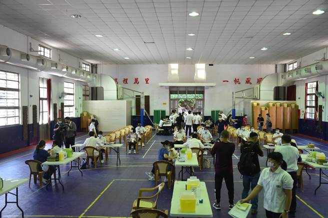 花蓮四維高中今率先施打BNT疫苗，有959名學生同意接種，有44人不同意，施打意願高達9成6。（羅亦晽攝）