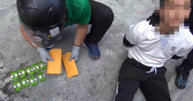 郭姓主嫌（右）为首的贩毒集团，疫情期间利用网路，以限时促销活动贩售毒品。（台中市警察局提供／张妍溱台中传真）