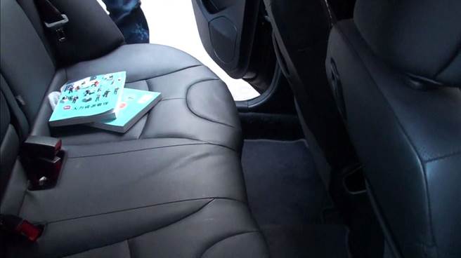 在车上放数本「人力资源管理」的大学教科书籍来佯装正当的学生。（台中市警察局提供／张妍溱台中传真）