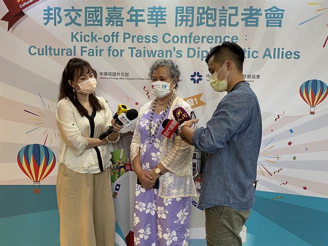 外交部举办的「邦交国嘉年华」今年推出系列活动，并设置专属网页，让旅客透过线上旅游认识邦交国。帛琉驻台大使欧克丽（中）表示，欢迎台湾旅客前往帛琉旅游。（陈佑诚摄）