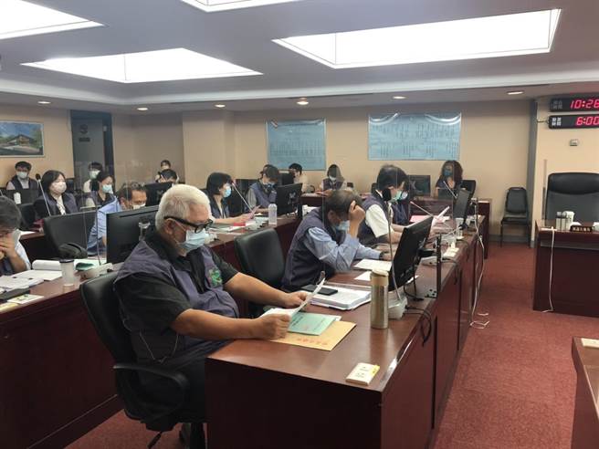 北市议会警政卫生委员会，卫生局长黄世杰说明网红验抗体后续处理方式。（杨亚璇摄）