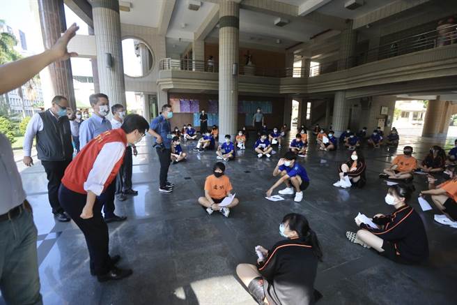 高雄國高中生23日陸續開始接種BNT疫苗，高雄市長陳其邁一早前往道明中學關心學生接種情形，並慰問參與施打疫苗的醫護與學校工作人員。（高市府教育局提供／洪浩軒高雄傳真）