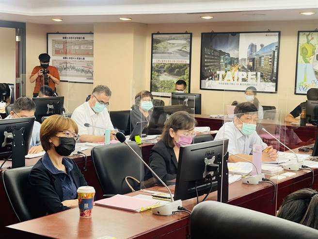 台北市長柯文哲喊出，北市府要編列28億元「預防性預算」採購第3劑疫苗，主計處長鄭瑞成（右一）23日備詢打臉「沒這個詞」。（張穎齊攝）