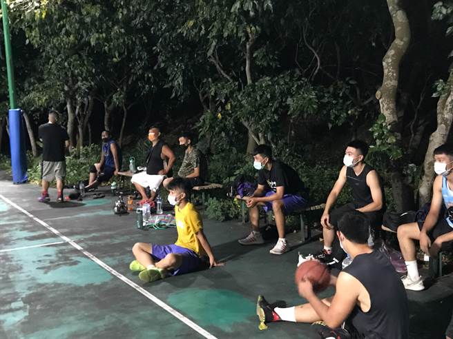 篮球场重新开放，球友虽遵守防疫规范，却没随手带走垃圾。（金山区公所提供）