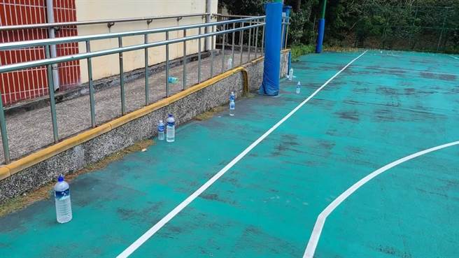 篮球场重新开放，球友虽遵守防疫规范，却没随手带走垃圾。（金山区公所提供）