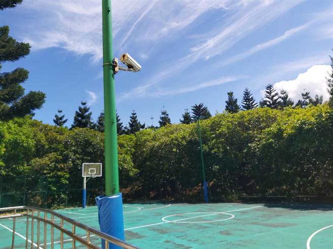 金山区公所在磺港篮球场装设监视器，吓阻弃置垃圾的民眾。（金山区公所提供）