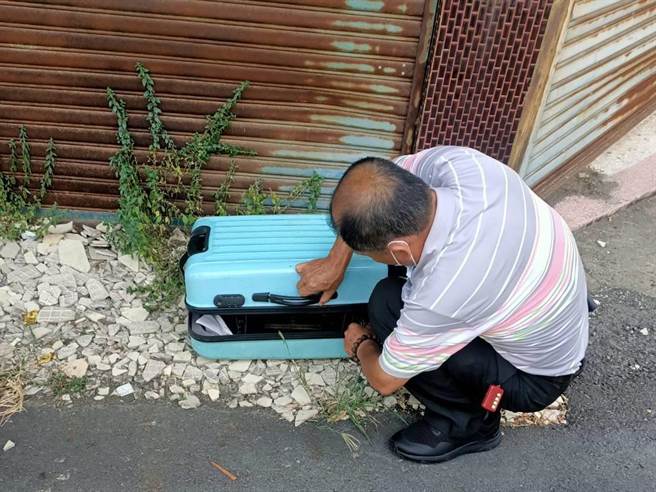 路上紅包不能撿，但若發現皮箱你敢開嗎，彰化縣溪湖鎮大政三街與地政51巷路口旁，就出現一個神祕藍色皮箱，靜靜的躺在路旁將近一個月時間，附近居民都不敢靠近。（吳建輝攝）