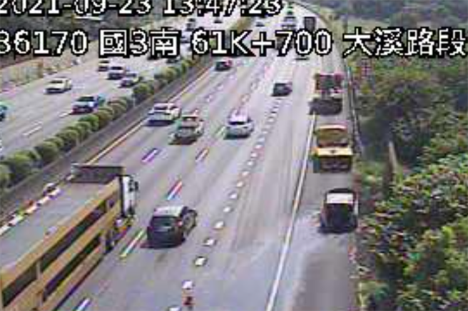 国道3大溪段小自客行进中突冒火，急停路肩整车全烧光。(翻摄国道即时监控影像)