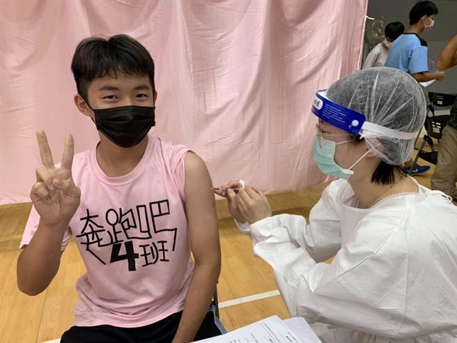 嘉義縣10校今同步開打BNT，預計將有6618名學生接種，許多學生顯得興奮又緊張。（呂妍庭攝）