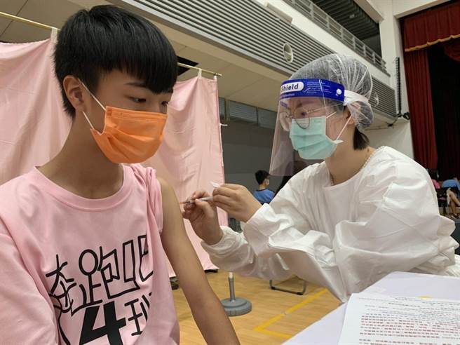 嘉義縣10校今同步開打BNT，預計將有6618名學生接種，許多學生顯得興奮又緊張。（呂妍庭攝）