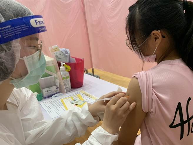 嘉義縣10校今同步開打BNT，預計將有6618名學生接種，許多學生顯得興奮又緊張。（呂妍庭攝）