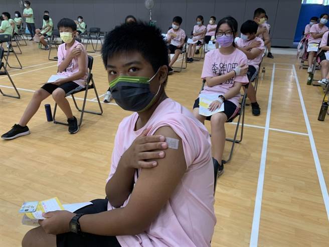 嘉義縣10校今同步開打BNT，預計將有6618名學生接種，許多學生顯得興奮又緊張。（呂妍庭攝）