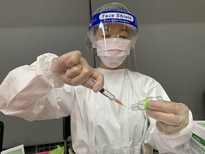 嘉義縣10校今同步開打BNT，預計將有6618名學生接種。（呂妍庭攝）