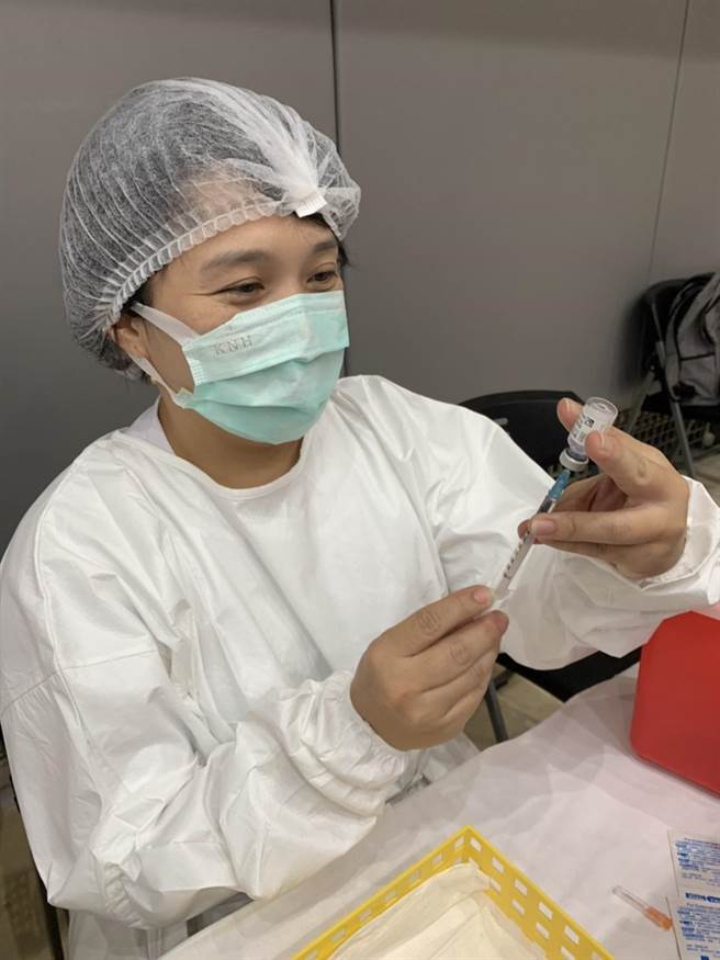 嘉義縣10校今同步開打BNT，預計將有6618名學生接種。（呂妍庭攝）