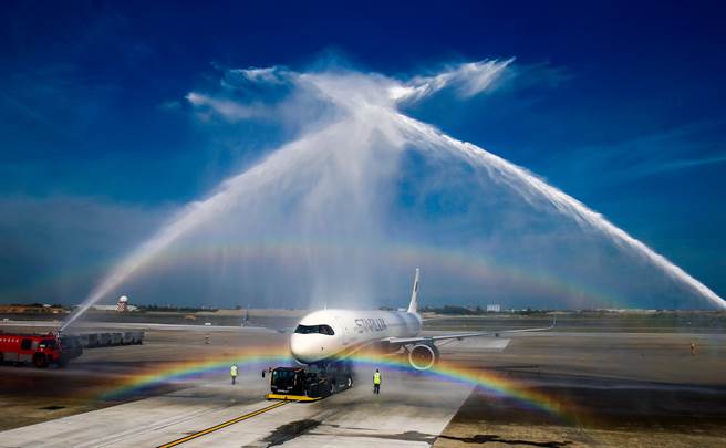 无畏新冠疫情严峻，星宇航空23日开航第10个航点新加坡，为部署东南亚航点网路版图再下一成，未来将以每周三班往返，提供旅客飞航服务，新航线的首航仪式中，桃机也安排洒水仪式庆祝。（陈麒全摄）