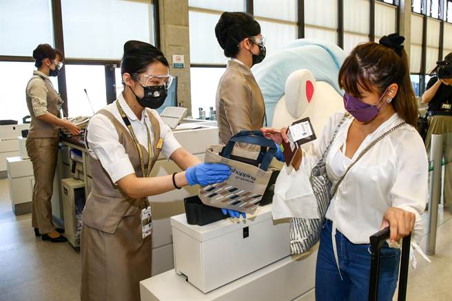 无畏新冠疫情严峻，星宇航空23日开航第10个航点新加坡，为部署东南亚航点网路版图再下一成，未来将以每周三班往返，提供旅客飞航服务。（陈麒全摄）