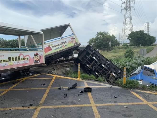黄姓送货员去年6月26日端午节连假期间，开车与台糖小火车车头发生擦撞，小货车与火车车头双双翻落排水沟中，黄男因此吃上公共危险罪官司，遭判刑5个月。（资料照）