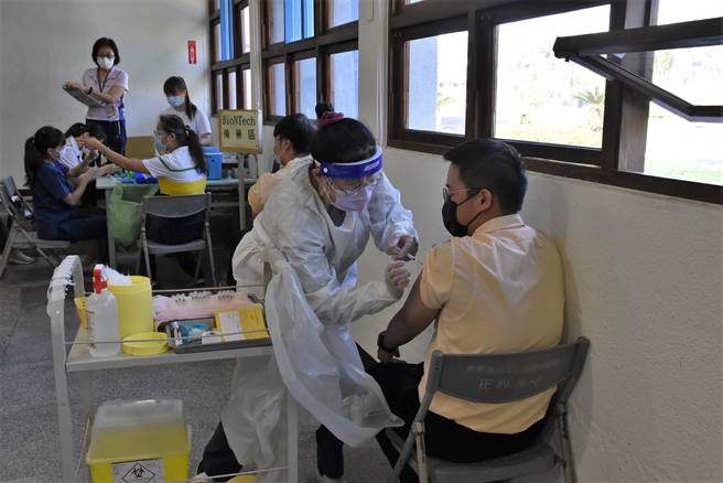 雲林縣國、高中生開打BNT疫苗，首波1500餘人情況良好。（張朝欣攝）