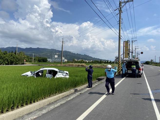 苗栗縣苑裡鎮苗140線、玉豐七路口，23日下午發生車禍，轎車衝入路旁稻田。（苗栗縣消防局第4大隊提供／謝明俊苗栗傳真）