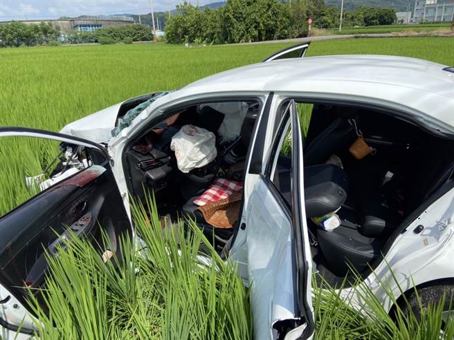 苗栗縣苑裡鎮苗140線、玉豐七路口，23日下午發生車禍，轎車衝入路旁稻田。（苗栗縣消防局第4大隊提供／謝明俊苗栗傳真）