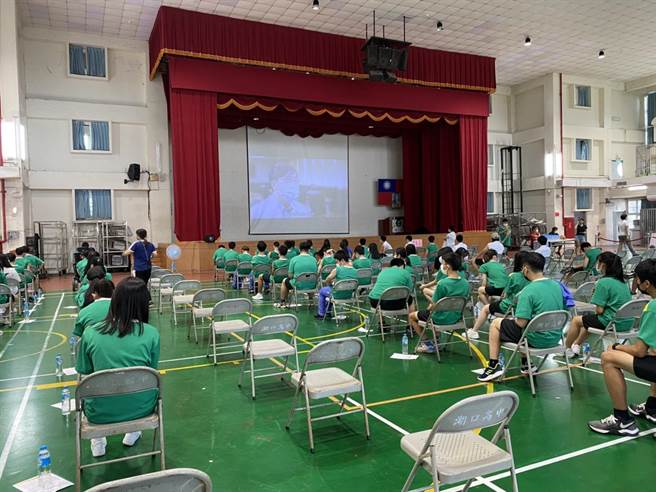 新竹縣5間學校23日開始接種BNT疫苗，全縣共計有2萬5700多名學生有意願施打。（新竹縣政府提供）