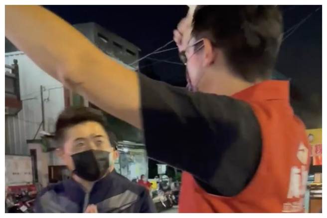 顏寬恒掃街時遇到基進黨工作人員的阻擾。（圖片摘自顏寬恒臉書）