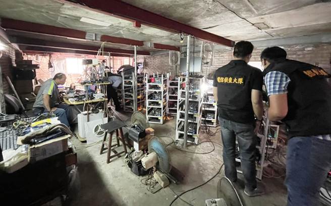 刑事局电信侦查大队破获虚拟货币窃电集团，查获8处机房及挖矿机1824部。（警方提供）