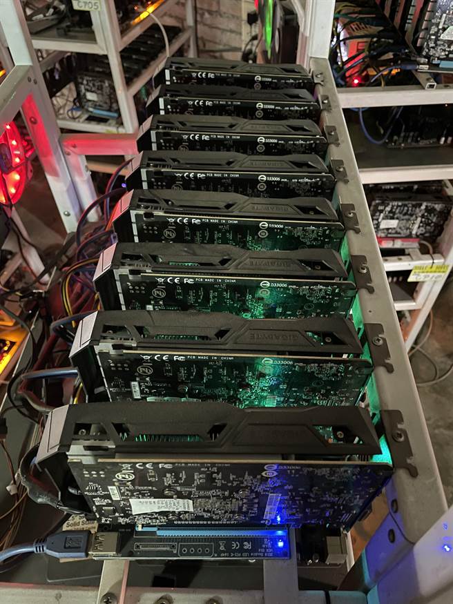 警方于台中、彰化等地破获8处机房，查获挖矿机1824部、窃电工具等。（警方提供）