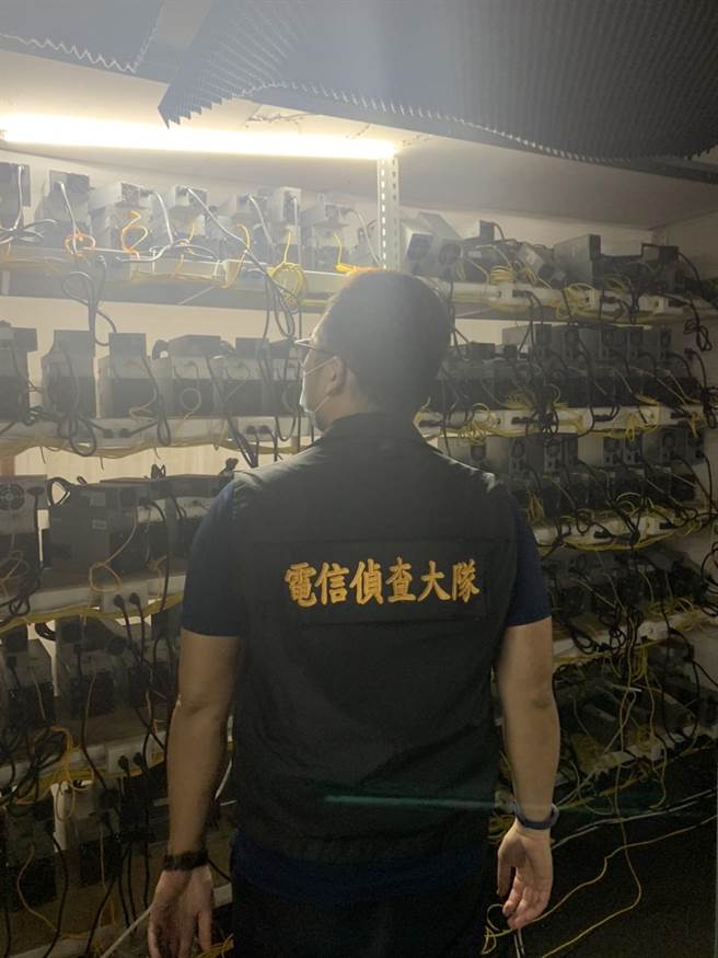 警方于台中、彰化等地破获8处机房，查获挖矿机1824部、窃电工具等。（警方提供）