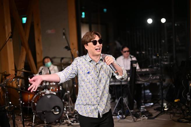 蕭煌奇昨直播生日音樂會。（環球音樂提供）