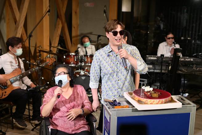 蕭煌奇感謝媽媽送來生日蛋糕。（環球音樂提供）