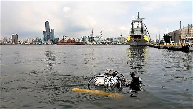 中山研发的第一代双载水下载具（MUV）日前在高雄中信造船厂区完成首度「载人入舱」、「固定深度航行」测试。（国立中山大学提供／袁庭尧高雄传真）