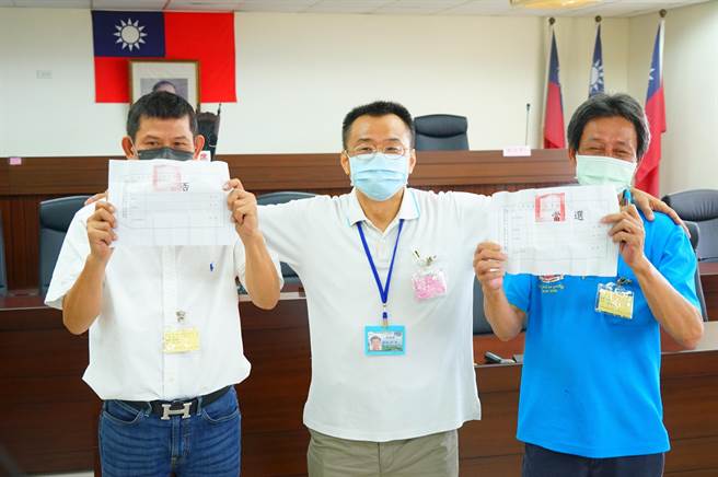 林边乡代主席补选23日登场，双方经2度投票平手后，最后以抽籤得出结果，而再度由新派夺下宝座，由代表谢明钟（右）当选主席。（谢佳潾摄）