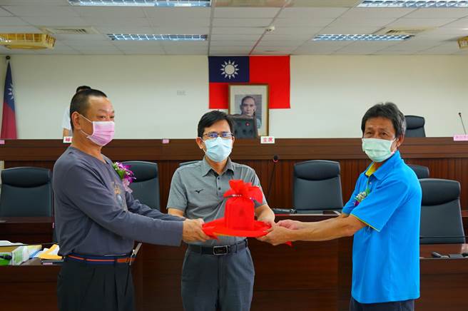 林边乡代主席补选23日登场，双方经2度投票平手后，最后以抽籤得出结果，而再度由新派夺下宝座，由代表谢明钟（右）当选主席。（谢佳潾摄）